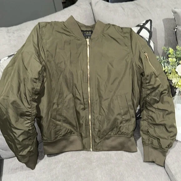USED PUFFER OLIVE GREEN JACKET SIZE XL - Picture 1 of 4